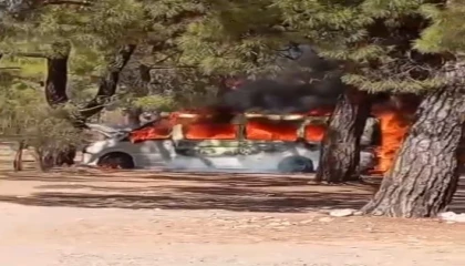 Park halindeki tur minibüsü alev alev yandı