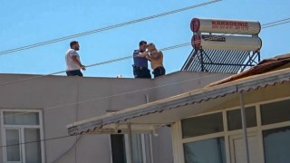 Polis çatıya çıkan adamı indirmek için uzun süre dil döktü