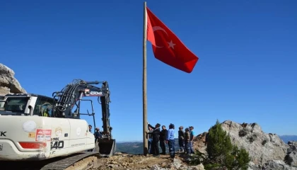 Saimbeyli kurtuluş etkinliklerine bayrak dikerek başladı