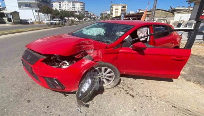 Serikte iki otomobil kavşakta çarpıştı: 1 yaralı