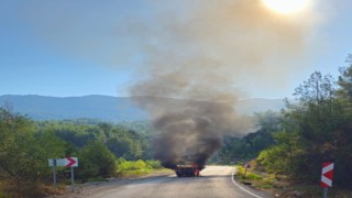 Seyir halindeyken yanan belediye aracı kullanılamaz hale geldi