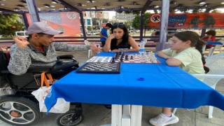 Sokakta Satranç Var