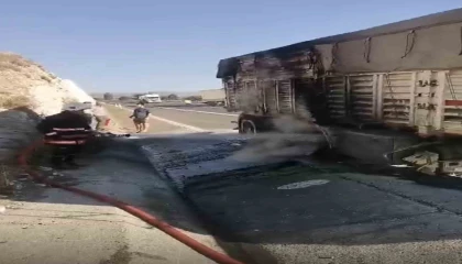 Tarsusta nohut yüklü tırda yangın çıktı