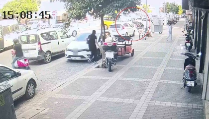 Ticari taksinin çarptığı motosikletlinin asfalt zemine düşme anları kamerada