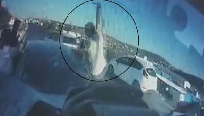 Trafikte korku dolu anların yaşandığı kavga, sinyal tartışmasından çıkmış