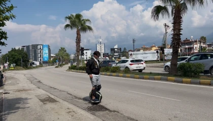Trafikte tek teker üzerinde yolculuk yapan sürücü ilgi odağı oluyor