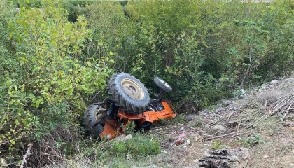 Traktör şarampole yuvarlandı, 13 yaşındaki sürücü yaralandı