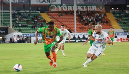 Trendyol Süper Lig: Corendon Alanyaspor: 1 - Çaykur Rizespor: 0 (İlk yarı)