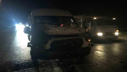 Tur minibüsü kamyona arkadan çarptı: 6 İngiliz turist yaralı