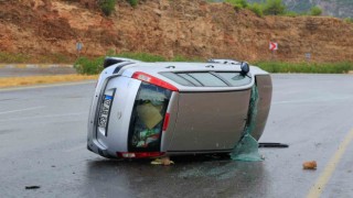 Virajı alamayan otomobil yan yattı: 2 yaralı