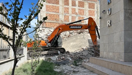 Yıkıma mesaide yakalanan İŞKUR çalışanları korku dolu anlar yaşadı, yıkım anı kameraya yansıdı