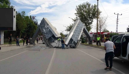 Yüzlerce aracın geçtiği yolda faciadan dönüldü