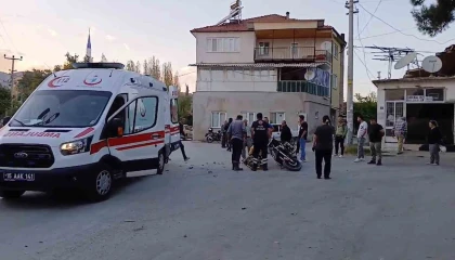 15 yaşındaki çocuğun kullandığı otomobil motosiklet ile çarpıştı: 1 yaralı