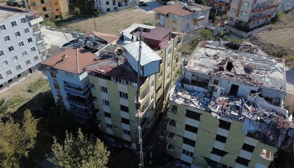 5 katlı apartmanın üstüne vinçle konteyner koydurdu