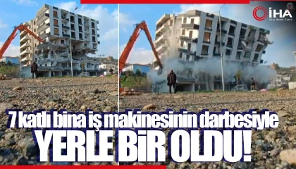 7 katlı bina iş makinesinin darbesiyle yerle bir oldu