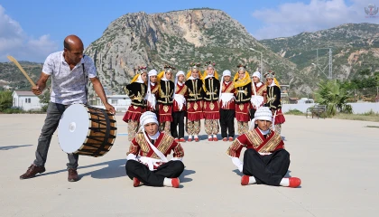 Afetzede çocuklar, halayla depremin izlerini siliyor