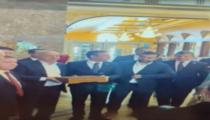 Alanyada Özgür Özele Bangladeşten özel olarak getirilen el yazması Kuran-ı Kerim hediye edildi