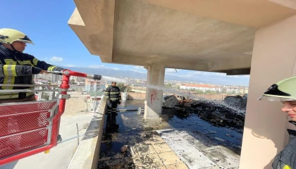 Antakyada apartmanın çatısında yangın çıktı