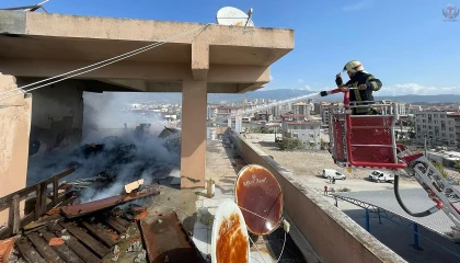 Antakya’da apartmanın çatısında yangın çıktı