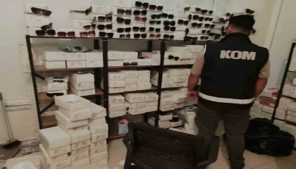 Antalyada 4 ilçede kaçakçılık operasyonu: Binlerce güneş gözlüğü ele geçirildi
