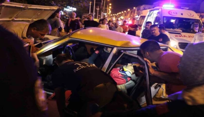 Antalyada iki otomobilin çarpıştığı kazada vatandaşlar ve ekipler saniyelerle yarıştı: 4 yaralı