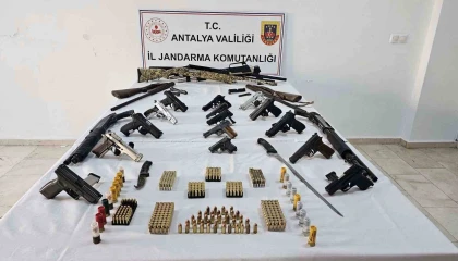 Antalyada jandarmadan eş zamanlı silah operasyonu