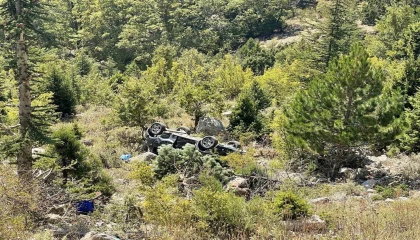 Antalyada otomobil yayla yolunda uçuruma yuvarlandı: 2 yaralı