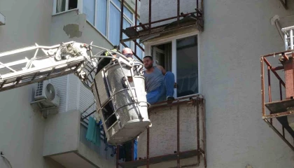 Antalyada pencereden sarkan genç, ekiplere ecel teri döktürdü