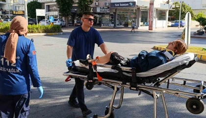 Antalyada U dönüşü yapan otomobille çarpışan motosikletli yaralandı