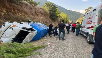 Antalyada yoldan çıkan kamyonet devrildi: 1i ağır 8 yaralı