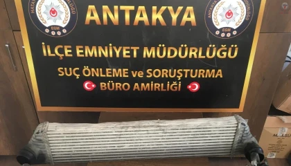 Aracın parçalarını çalan şahıs, çaldıklarıyla yakalandı