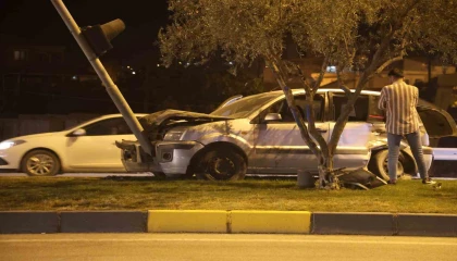 Aydınlatma direğine çarpan otomobilin sürücüsü yaralandı