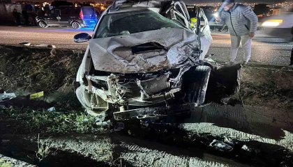 Aydınlatma direğine çarpan pikabın sürücüsü yaralandı