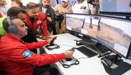 Bakan Kacır, 5G teknolojisi ile 800 kilometre uzaklıktaki ekskavatörü kumanda etti