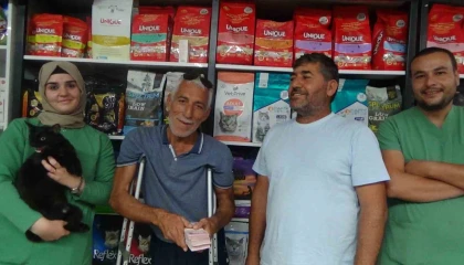 Balık pişirirken 60 bin TL ödülle aranan kedi ayağına geldi