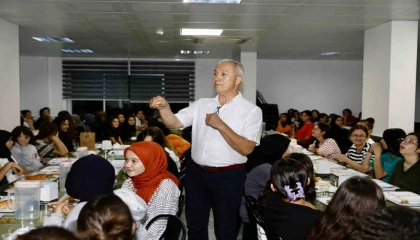 Başkan Özçelik, kız öğrencilerin taleplerini dinledi