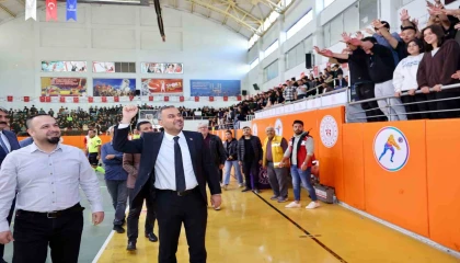Başkan Toptaş, Cumhuriyet Spor Şöleni futsal finalini izledi