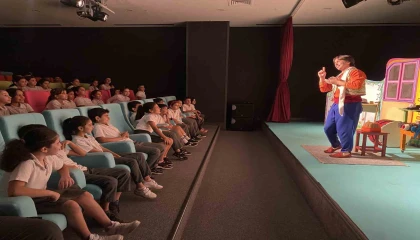 Belediyenin hizmet binasında tiyatro sahnesi açıldı