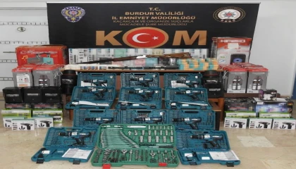 Burdurda bir eve yapılan baskında çok sayıda kaçak malzeme ele geçirildi