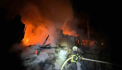 Burdurda çıkan yangında 2 ev kül oldu