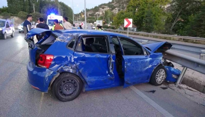 Burdurda kontrolden çıkan otomobil önce bariyere sonra traktöre çarptı: 5 yaralı