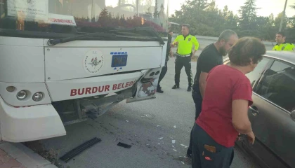 Burdurda otomobil ile belediye otobüsü çarpıştı: 1 yaralı