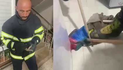Buzdolabının altına saklanan yılanı itfaiye yakaladı