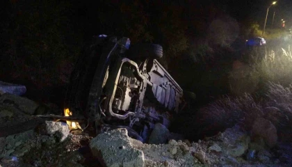 Çarpışan otomobiller kanala uçtu, 6 kişi hafif yaralandı