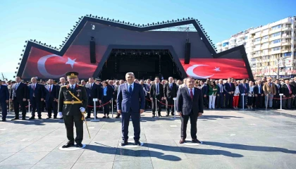 Cumhuriyetin 101inci yılı kutlamaları çelenk sunumuyla başladı