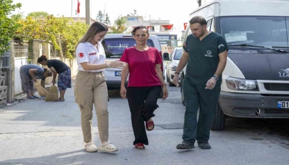 Depremde yatağa bağımlı hale gelen kadın 6 aylık tedavinin ardından yürümeye başladı