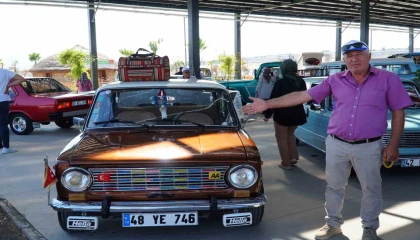 Depremden etkilenenlere moral için klasik aracıyla bin 275 kilometre yol geldi