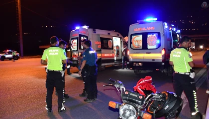 ‘Dur’ ihtarına uymayan motosiklet polis memuruna çarptı