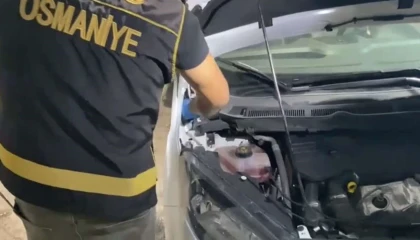 Durdurulan aracın kaputundan uyuşturucu çıktı