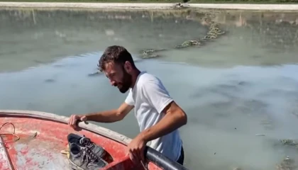 Eğirdir Gölüne motorlu kayıkla açılan 4 kişi gölün ortasında çamura saplandı